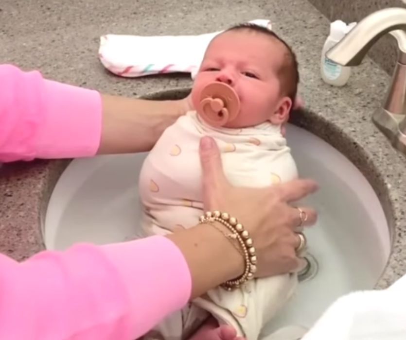 "My Baby Hates Baths" - Swaddle Baths Reduce Crying