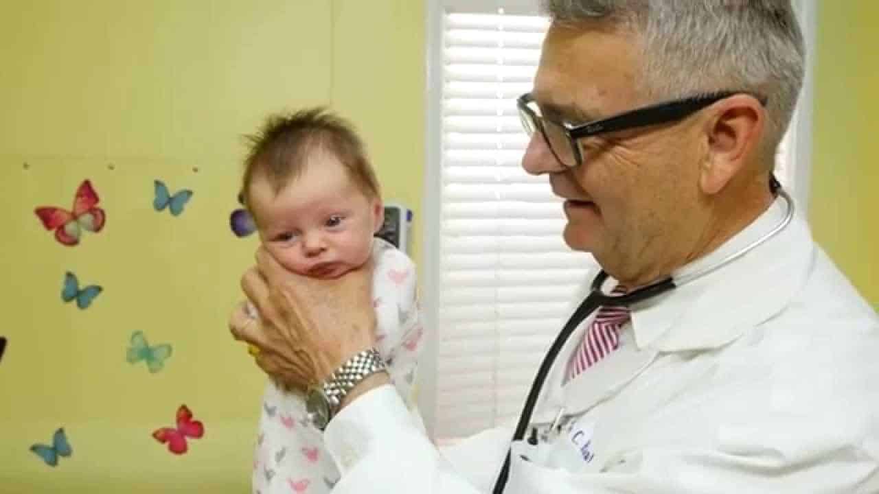 Pediatrician of 30 Years Shows How He Calms a Crying Newborn Baby