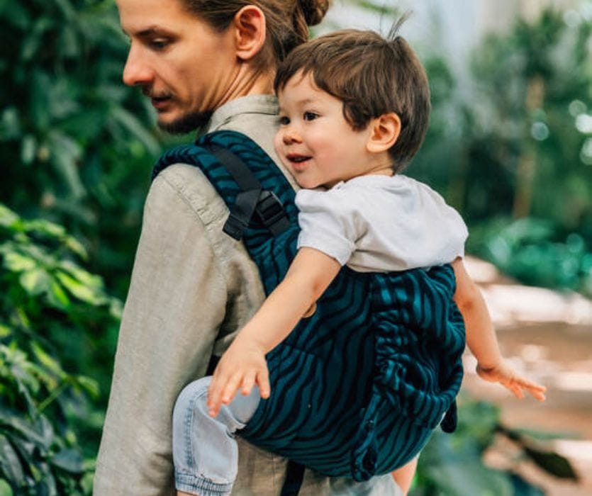 dad carrying child in onbuhimo carrier