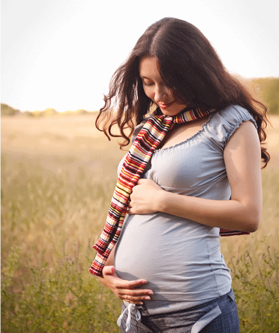 Photo of pregnant woman in a field - 10 great things about being pregnant