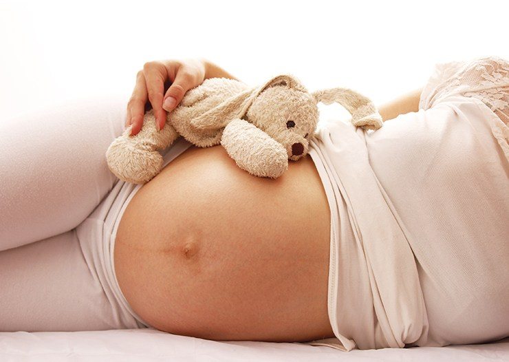 pregnant woman belly with teddy bear last month of pregnancy checklist